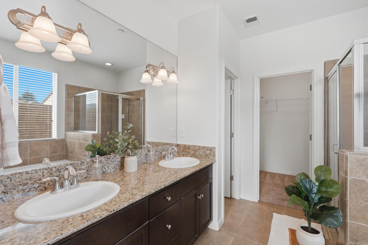 742 Kaweah Ave, Clovis, CA 93619