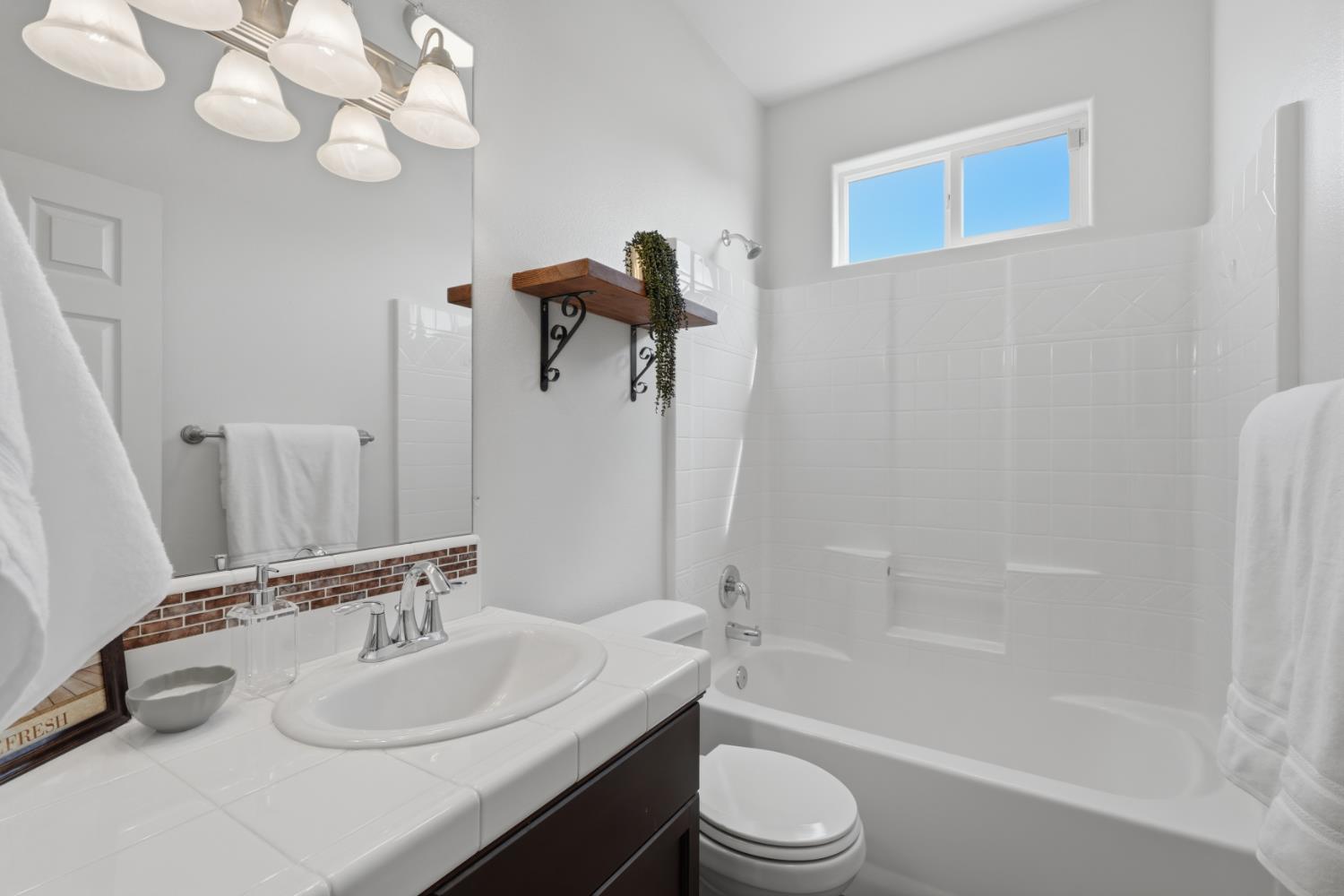 742 Kaweah Ave, Clovis, CA 93619