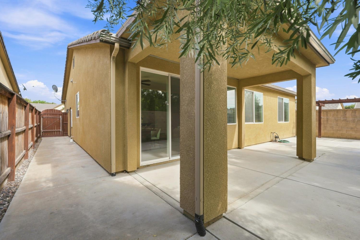 742 Kaweah Ave, Clovis, CA 93619