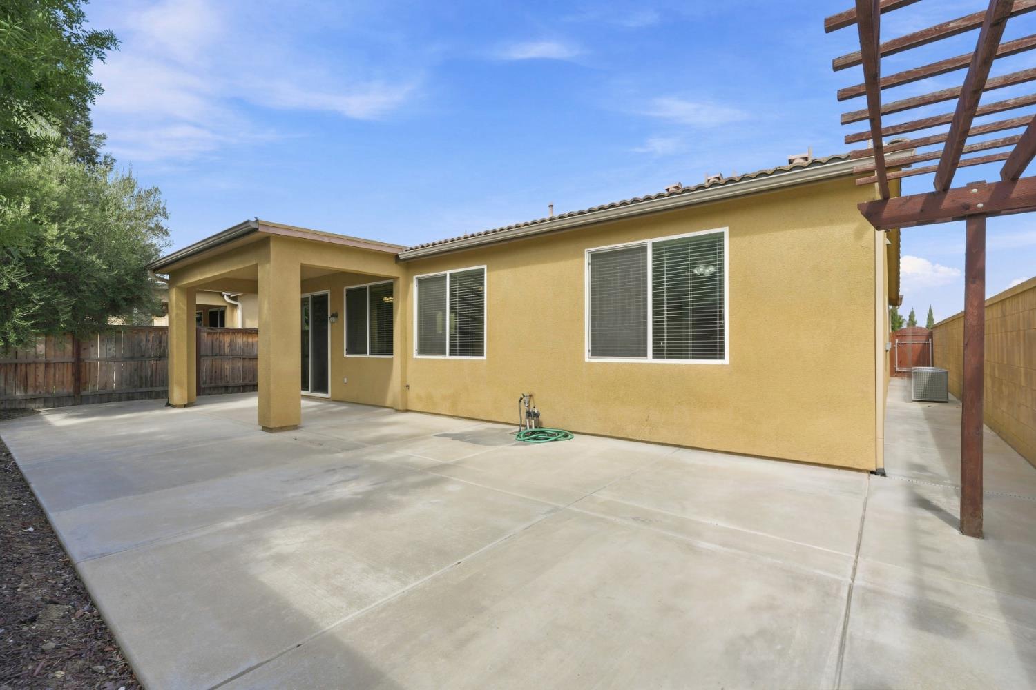 742 Kaweah Ave, Clovis, CA 93619