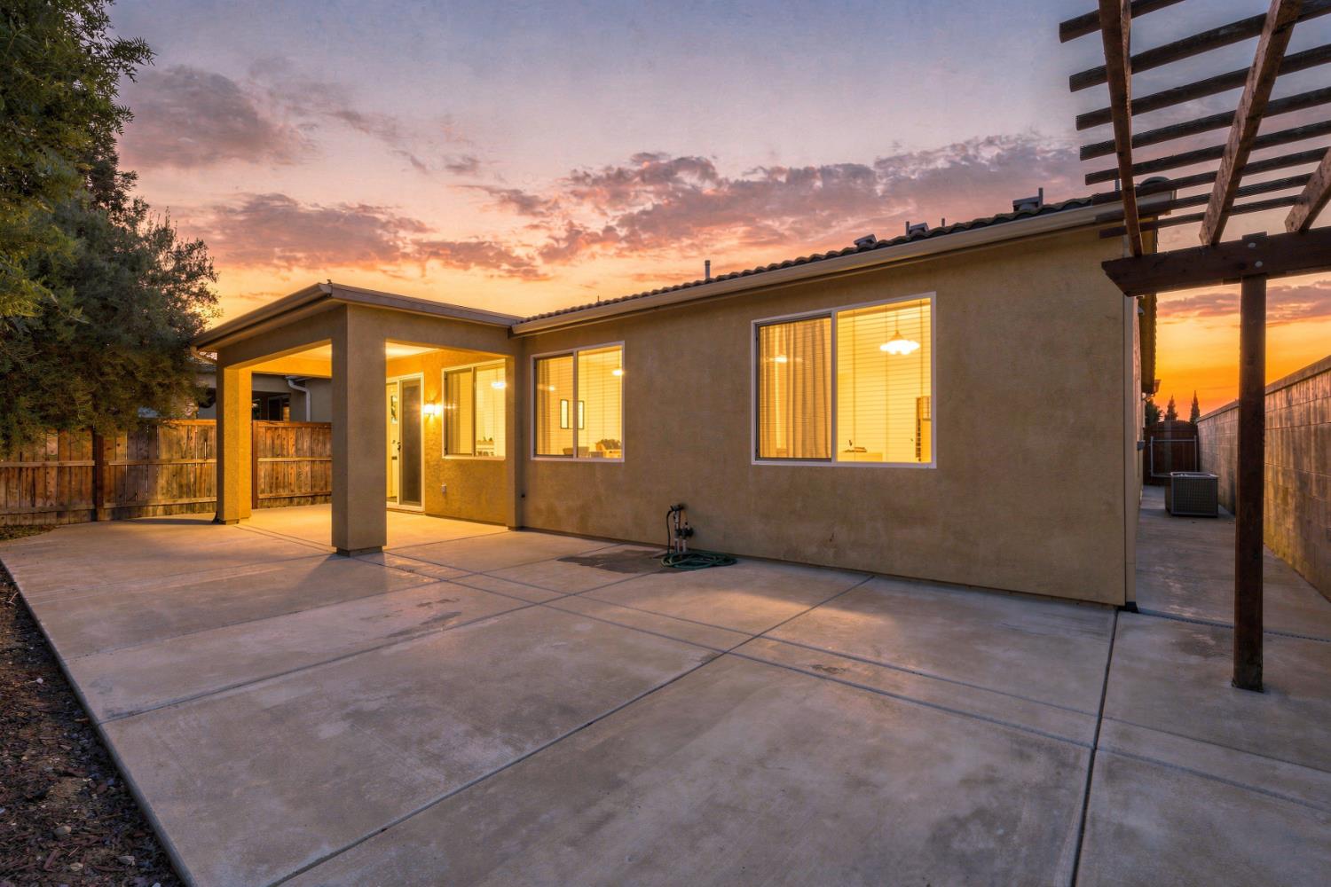 742 Kaweah Ave, Clovis, CA 93619