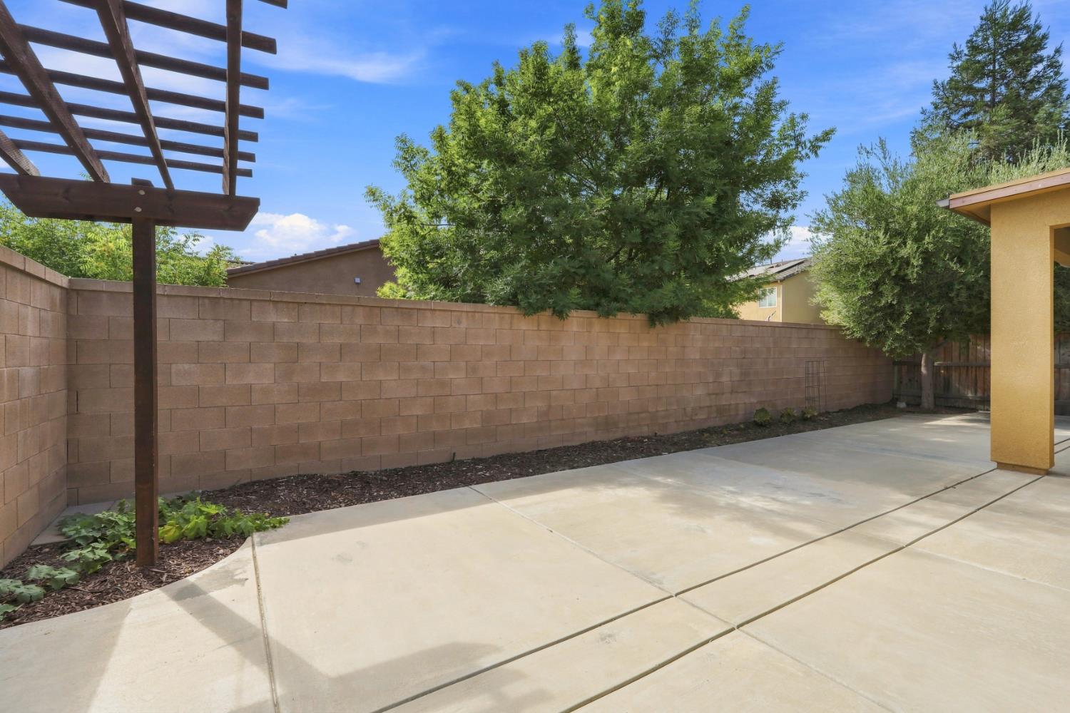 742 Kaweah Ave, Clovis, CA 93619