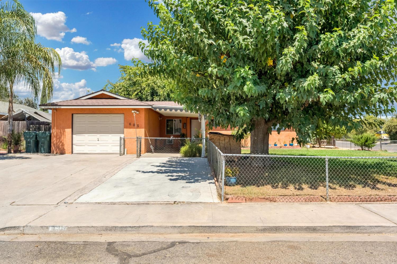 605 Stanley St, Exeter, CA 93221