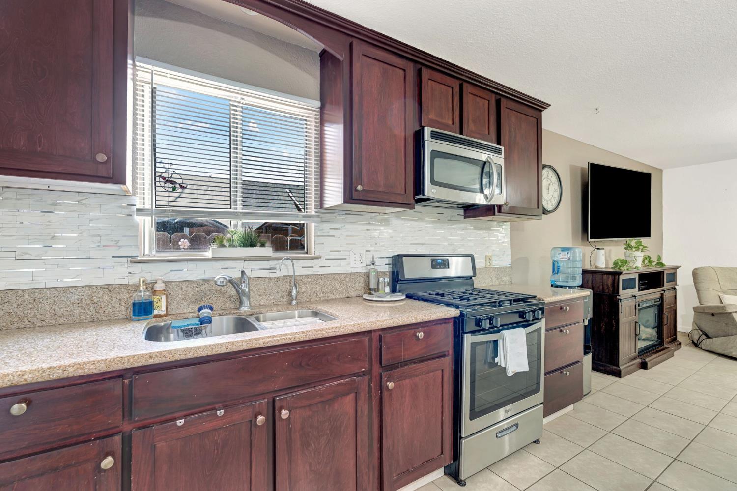 605 Stanley St, Exeter, CA 93221