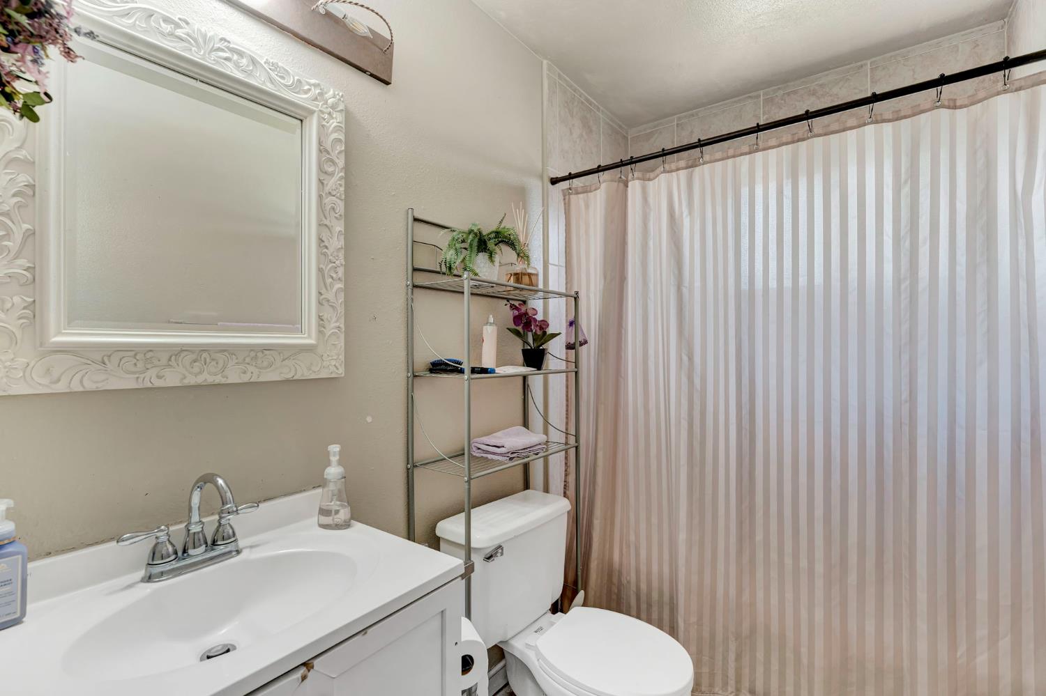 605 Stanley St, Exeter, CA 93221