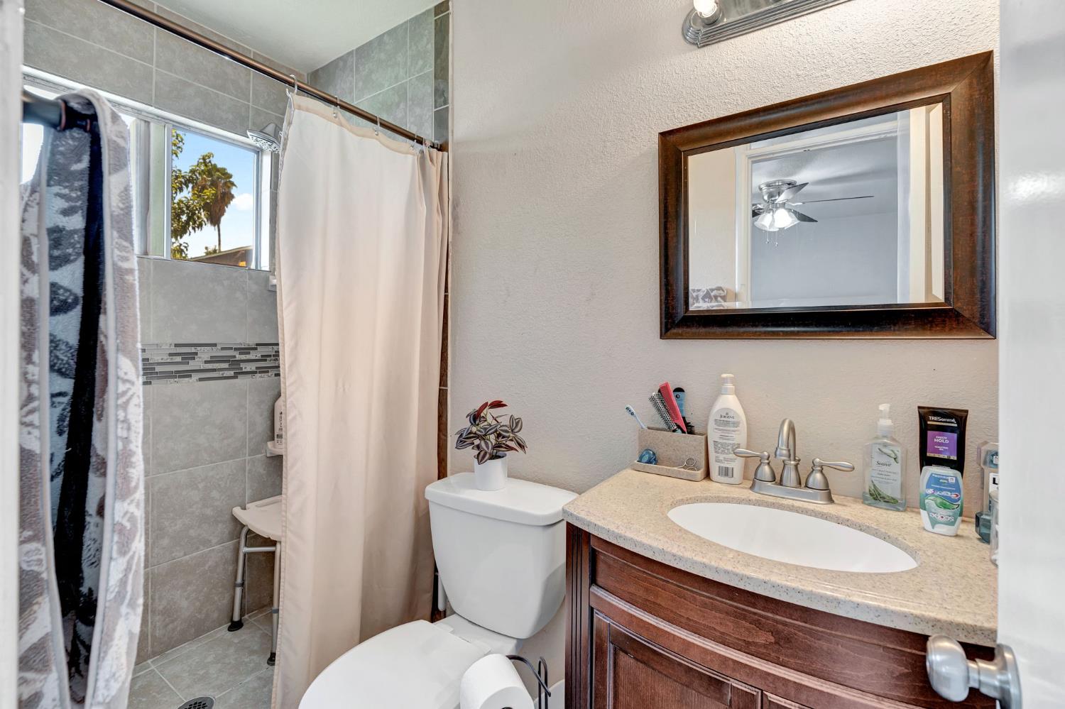 605 Stanley St, Exeter, CA 93221