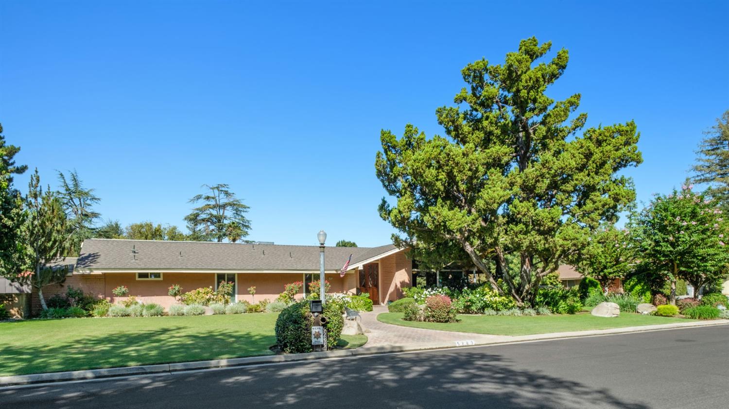 5283 N Pleasant Ave, Fresno, CA 93711