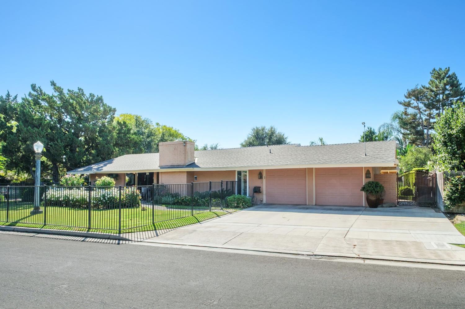 5283 N Pleasant Ave, Fresno, CA 93711