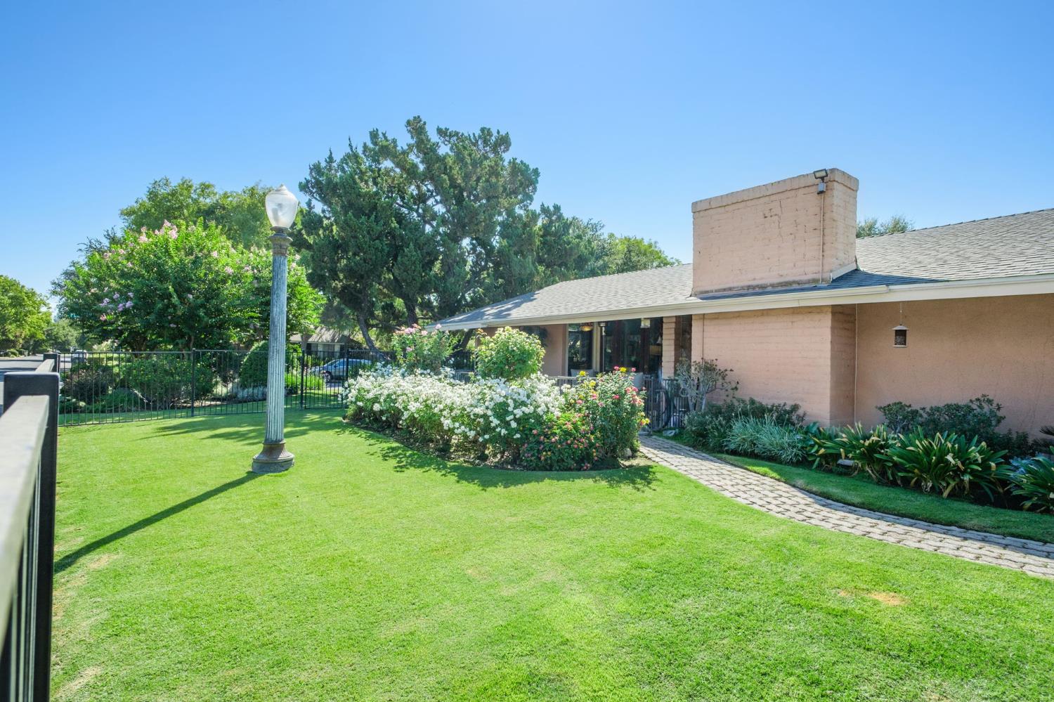 5283 N Pleasant Ave, Fresno, CA 93711