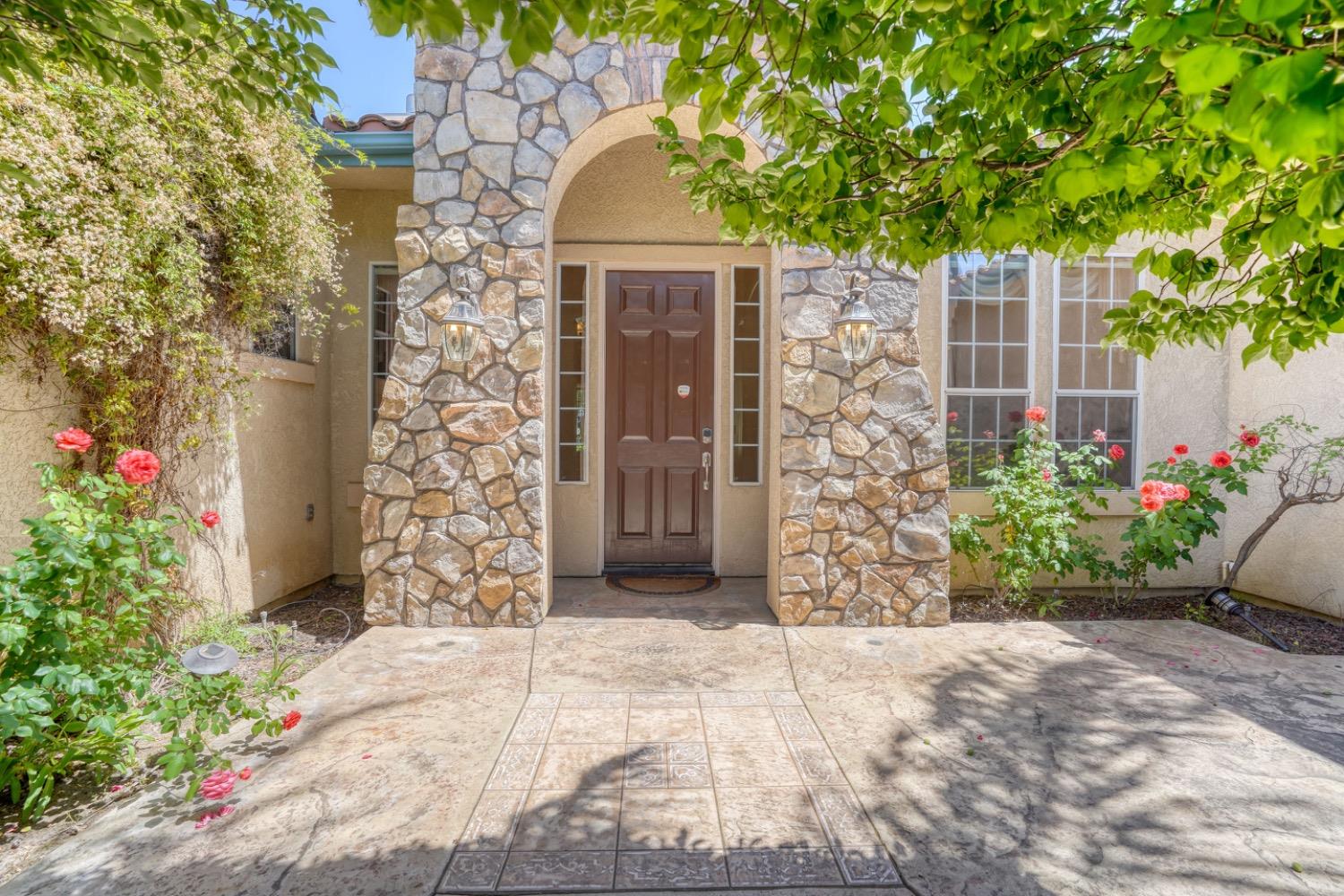 1165 N Fairfax Ave, Clovis, CA 93611