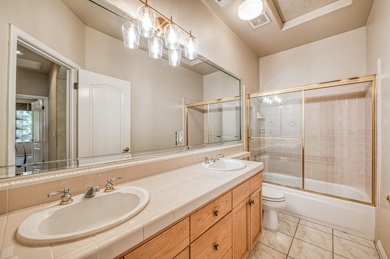 524 W Muncie, Clovis, CA 93619