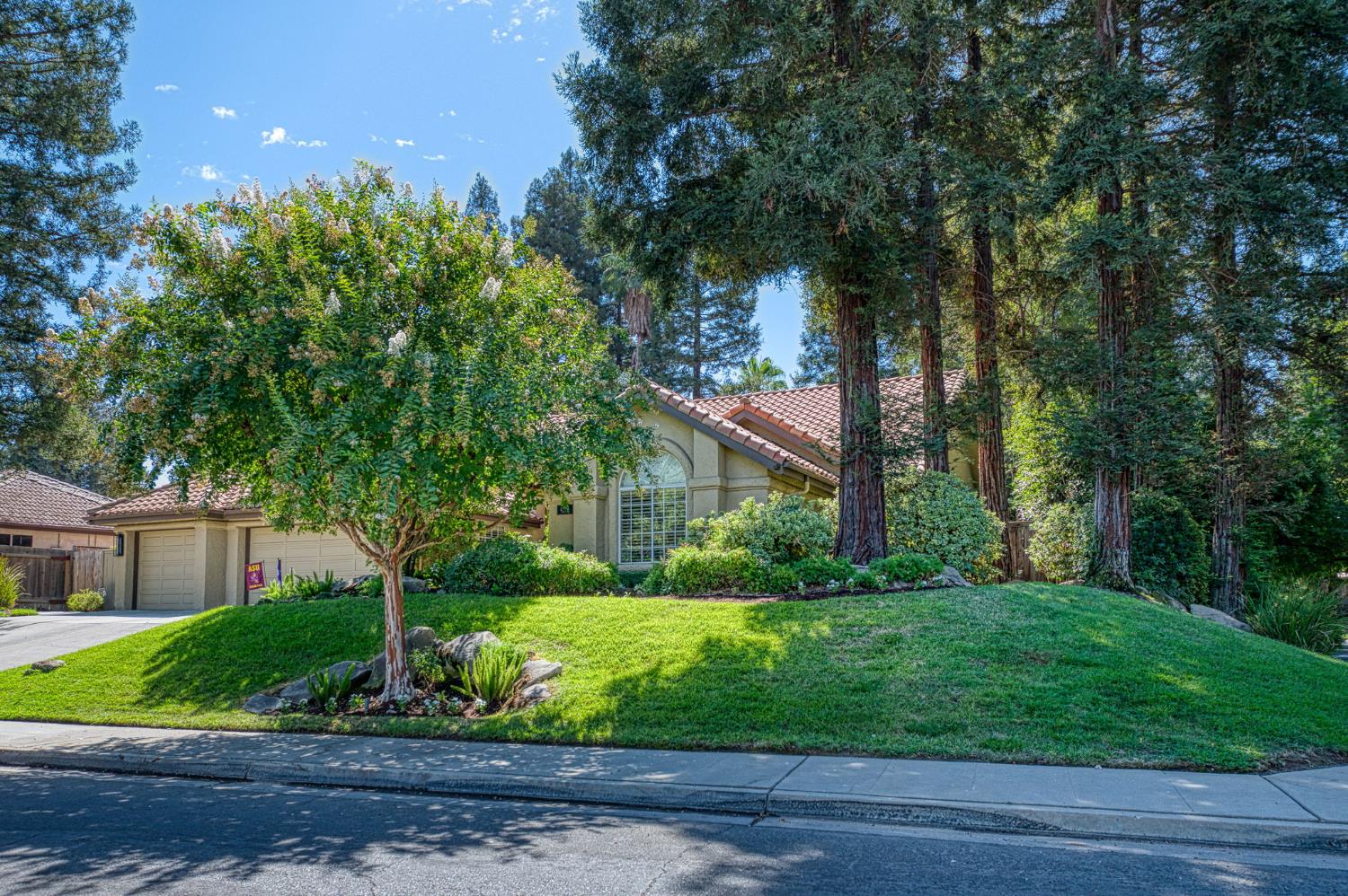 9212 N Maiden Ln, Fresno, CA 93720