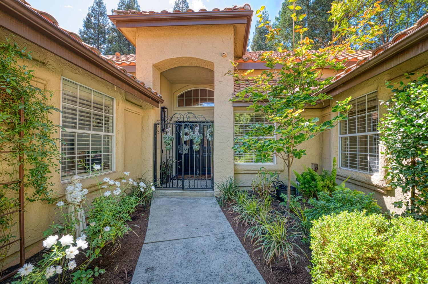 9212 N Maiden Ln, Fresno, CA 93720