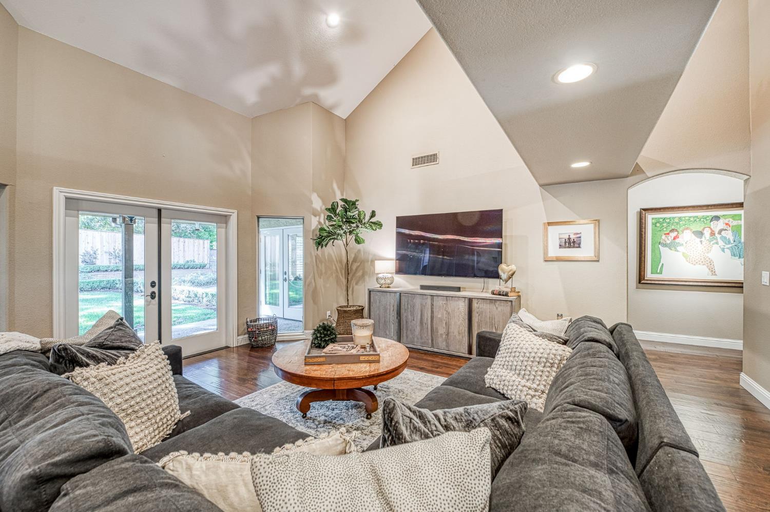 9212 N Maiden Ln, Fresno, CA 93720