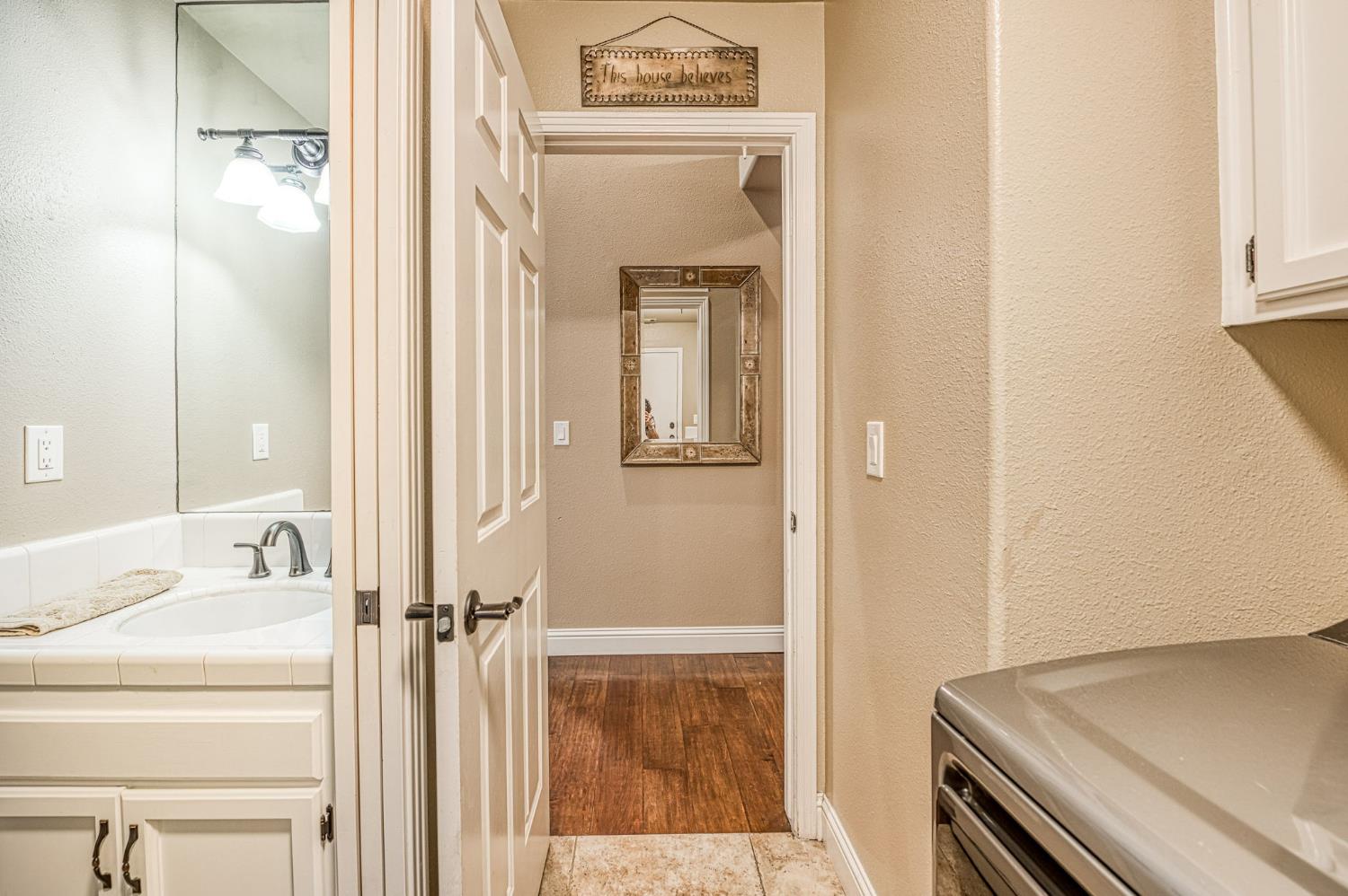 9212 N Maiden Ln, Fresno, CA 93720