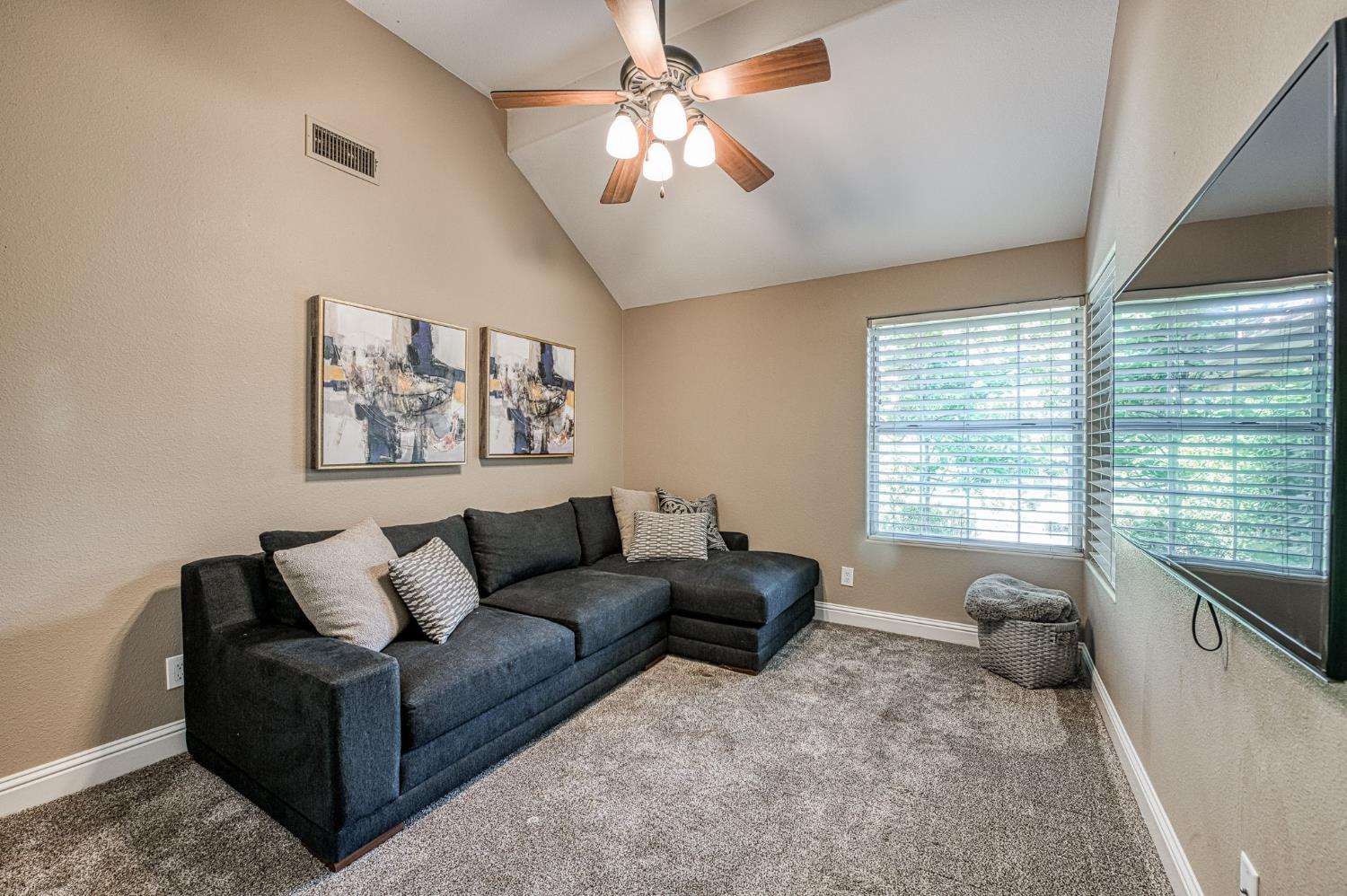 9212 N Maiden Ln, Fresno, CA 93720
