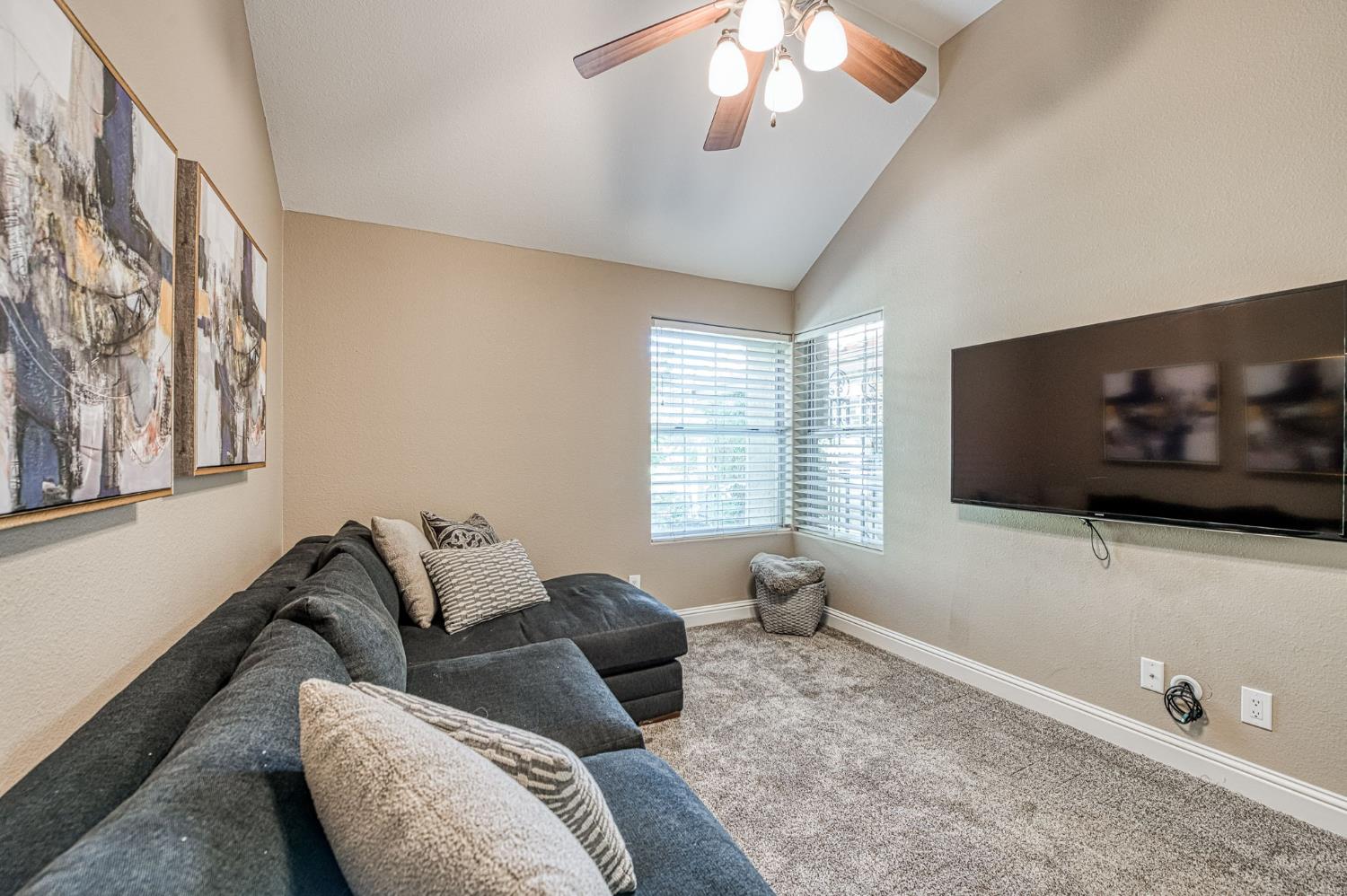 9212 N Maiden Ln, Fresno, CA 93720