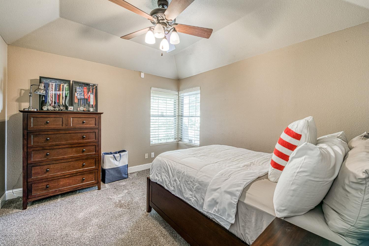 9212 N Maiden Ln, Fresno, CA 93720