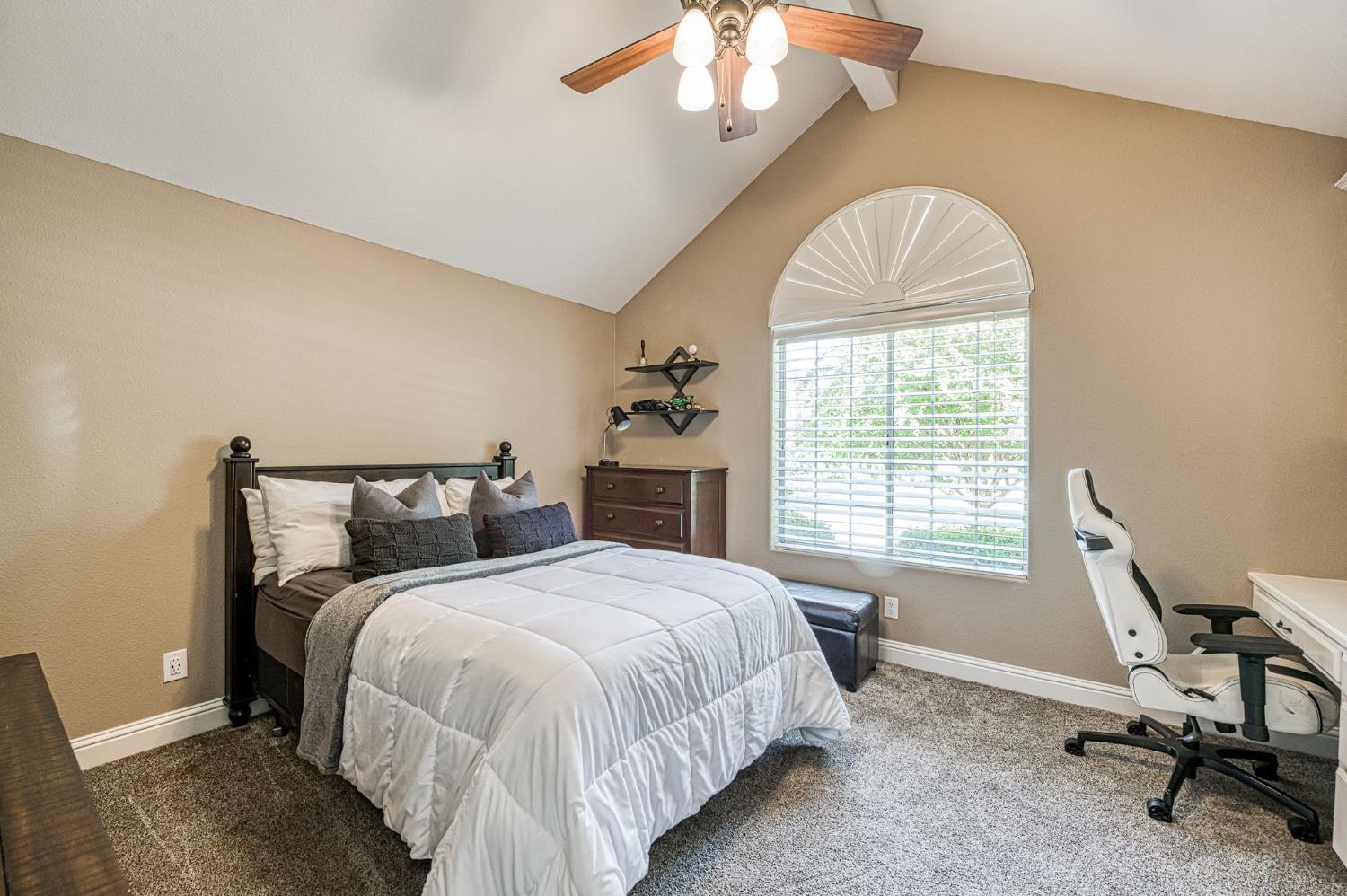 9212 N Maiden Ln, Fresno, CA 93720