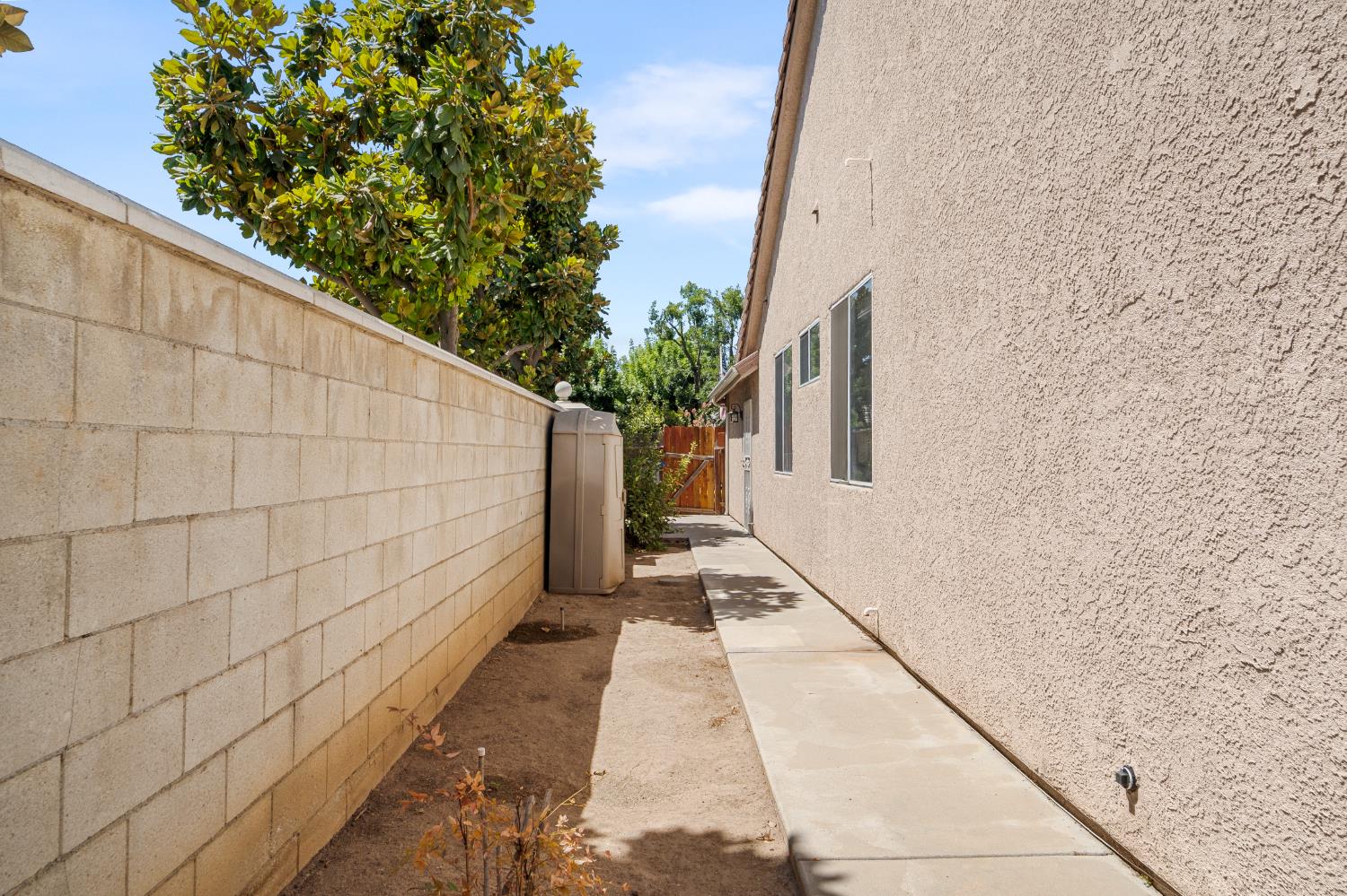 6100 N Stockdale Dr, Fresno, CA 93722