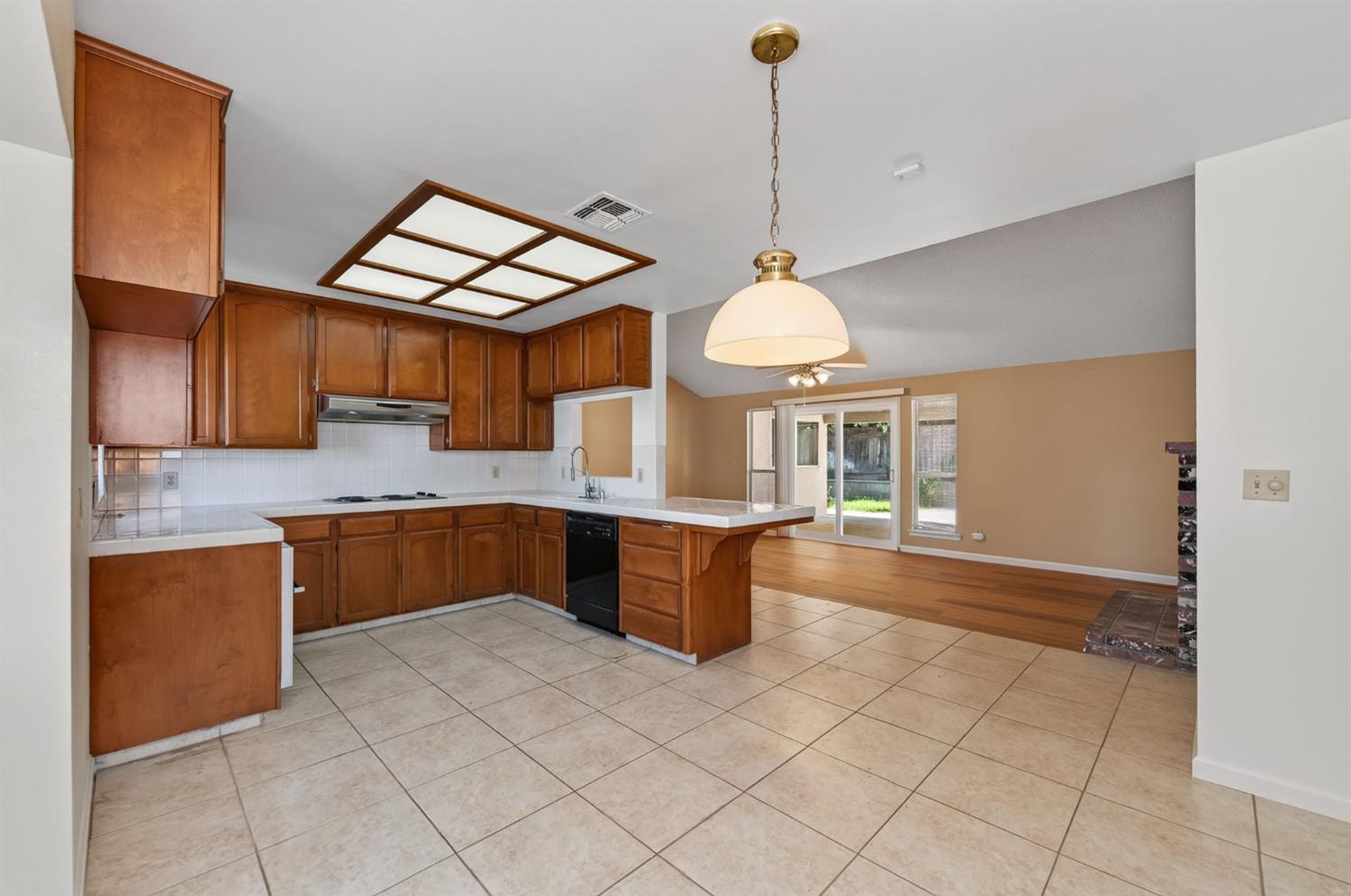 6361 N Barcus Ave, Fresno, CA 93722