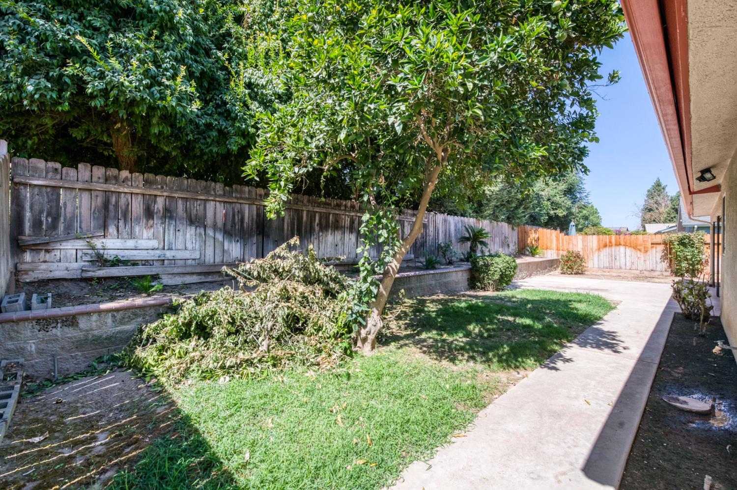 6361 N Barcus Ave, Fresno, CA 93722