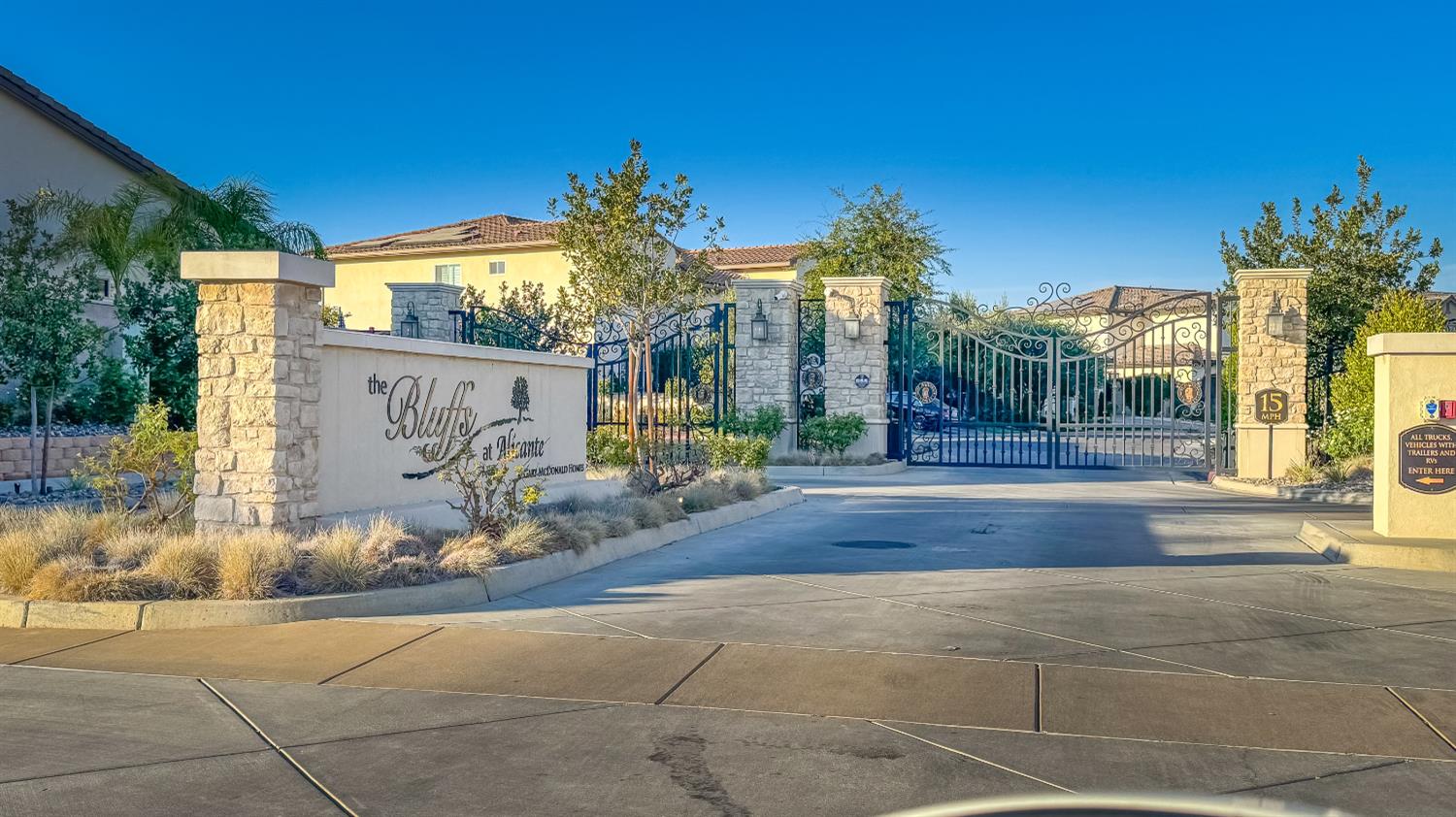 11853 N Ridgeway Dr, Fresno, CA 93730