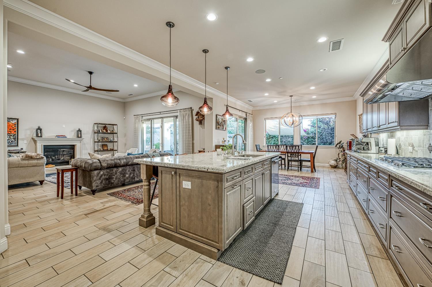 11853 N Ridgeway Dr, Fresno, CA 93730
