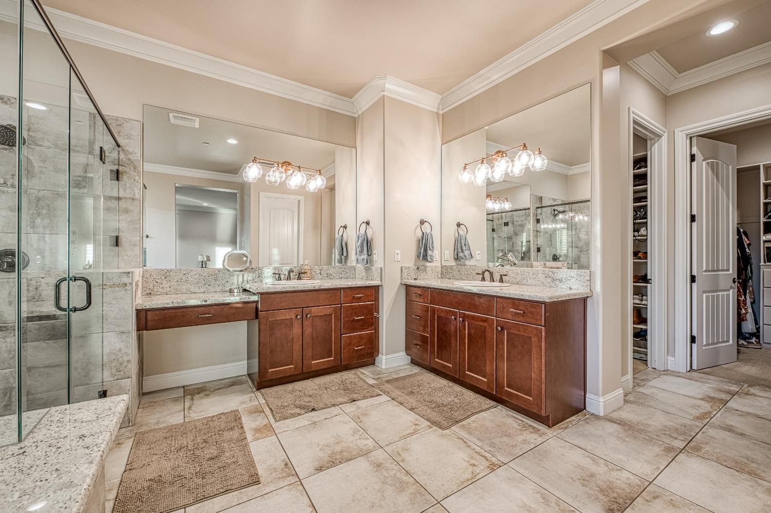 11853 N Ridgeway Dr, Fresno, CA 93730