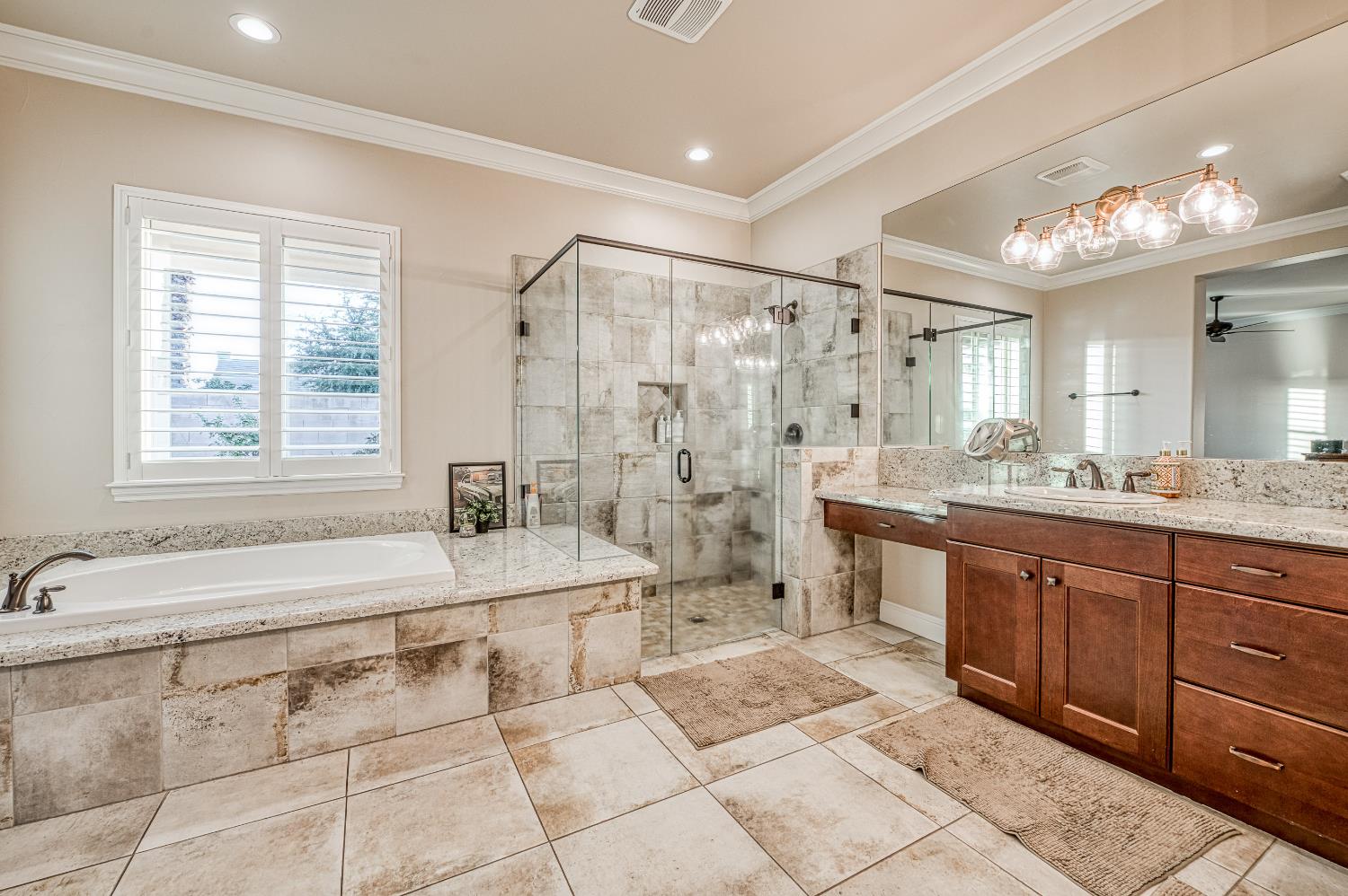 11853 N Ridgeway Dr, Fresno, CA 93730