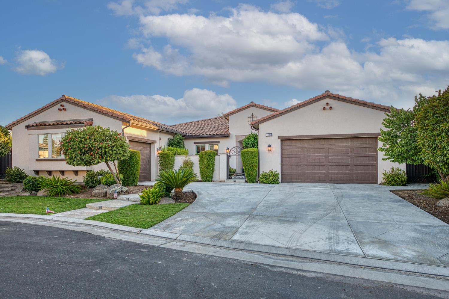 11853 N Ridgeway Dr, Fresno, CA 93730