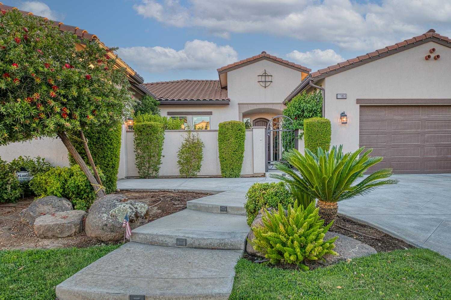 11853 N Ridgeway Dr, Fresno, CA 93730
