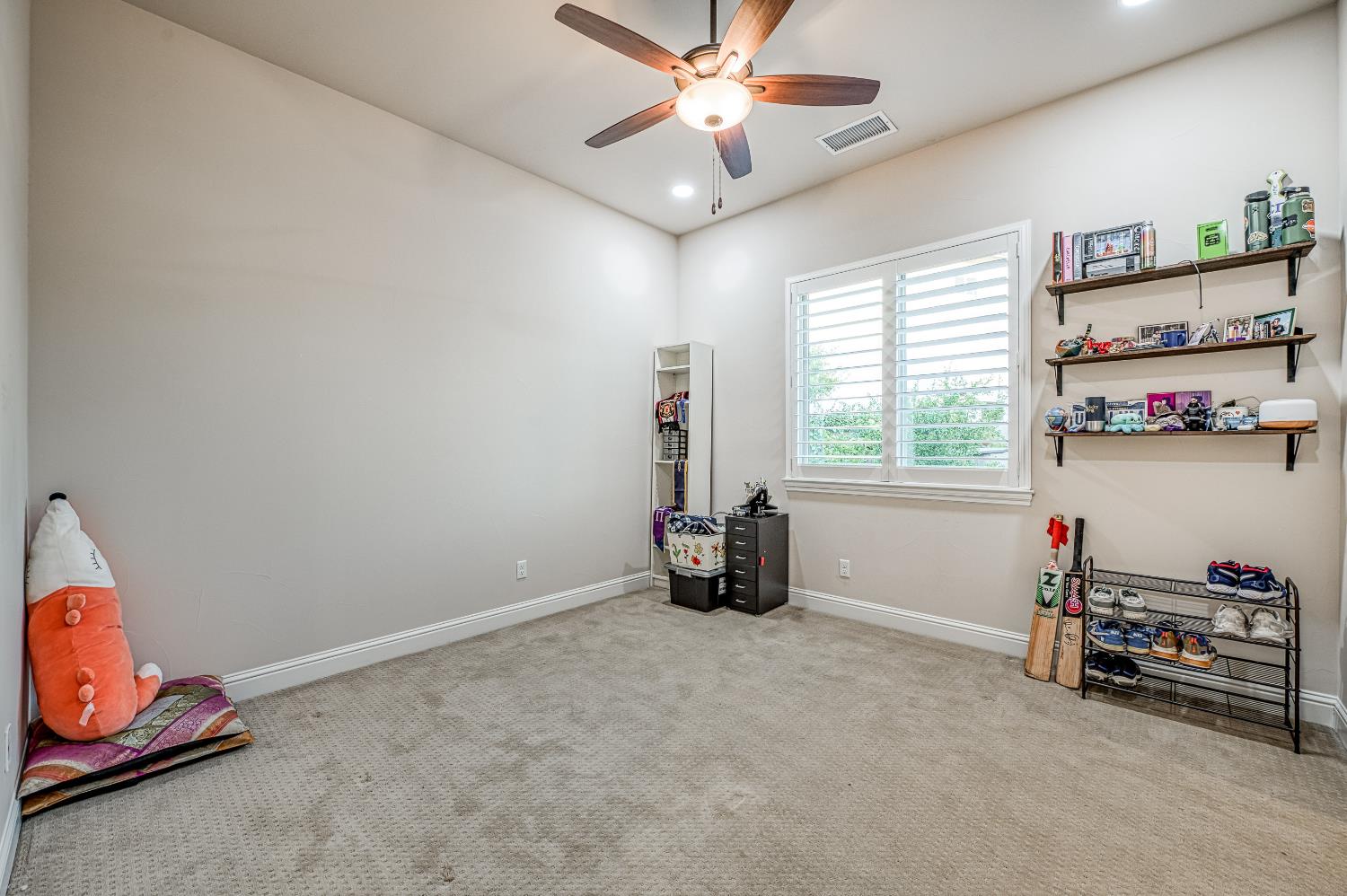 11853 N Ridgeway Dr, Fresno, CA 93730