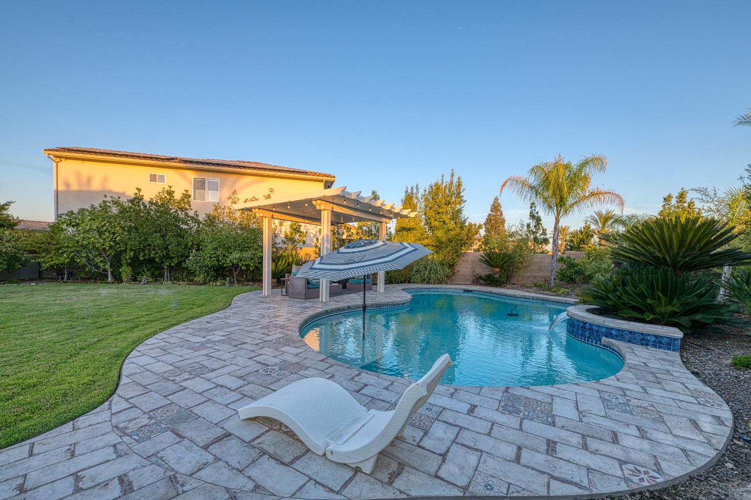 11853 N Ridgeway Dr, Fresno, CA 93730