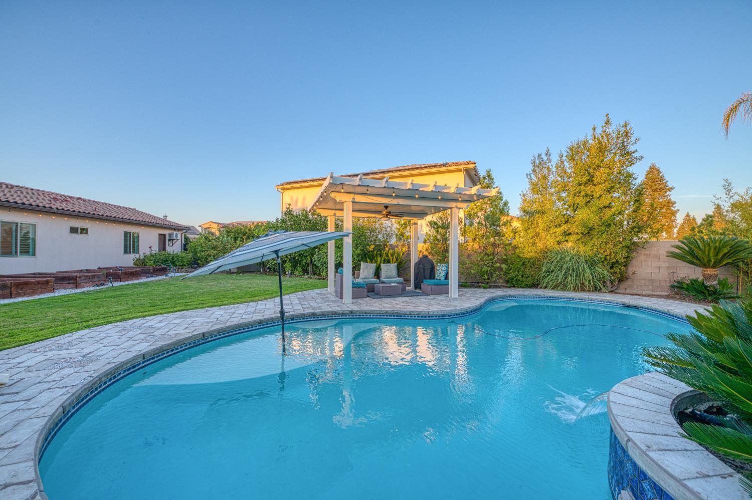 11853 N Ridgeway Dr, Fresno, CA 93730