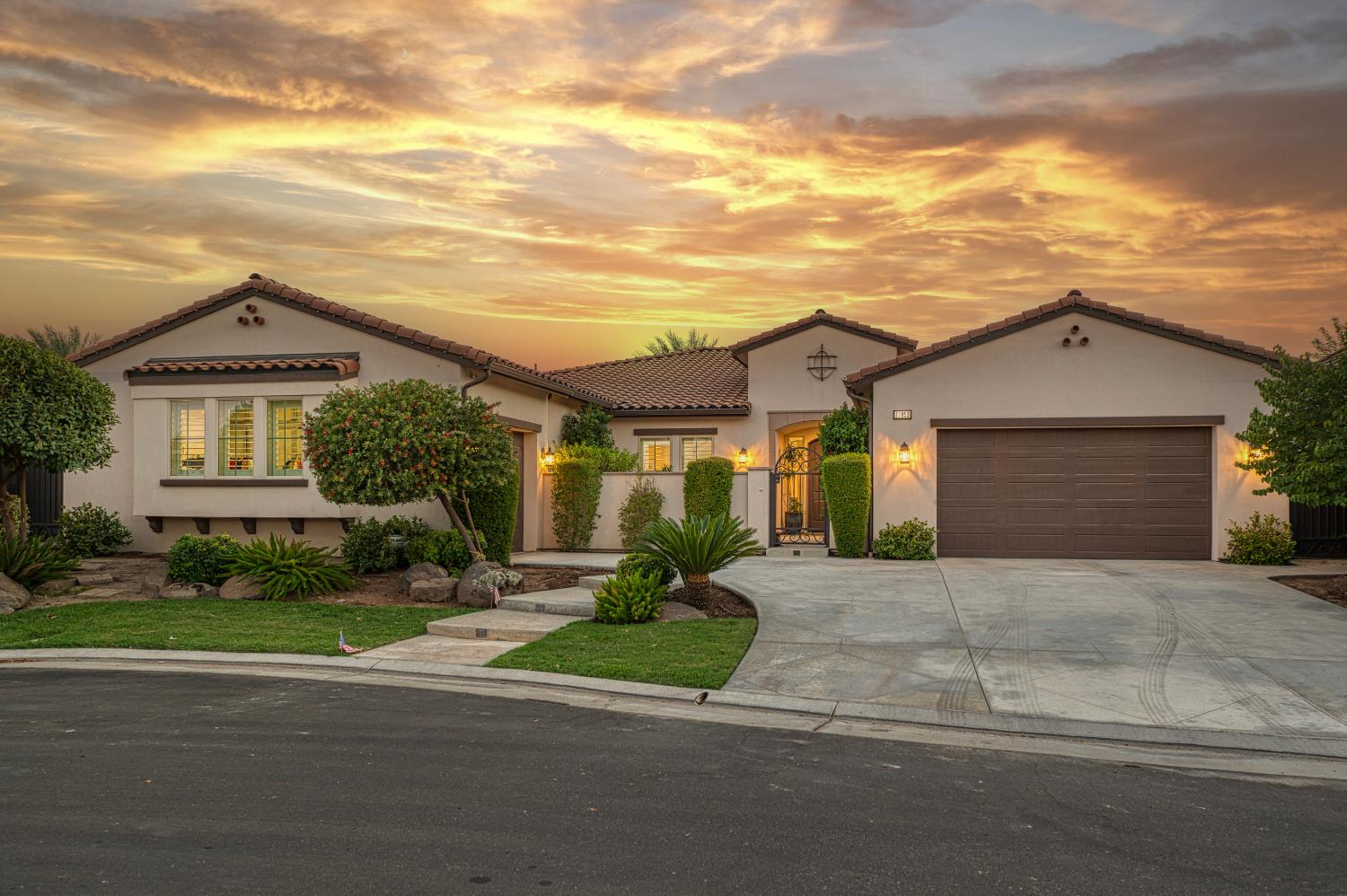 11853 N Ridgeway Dr, Fresno, CA 93730