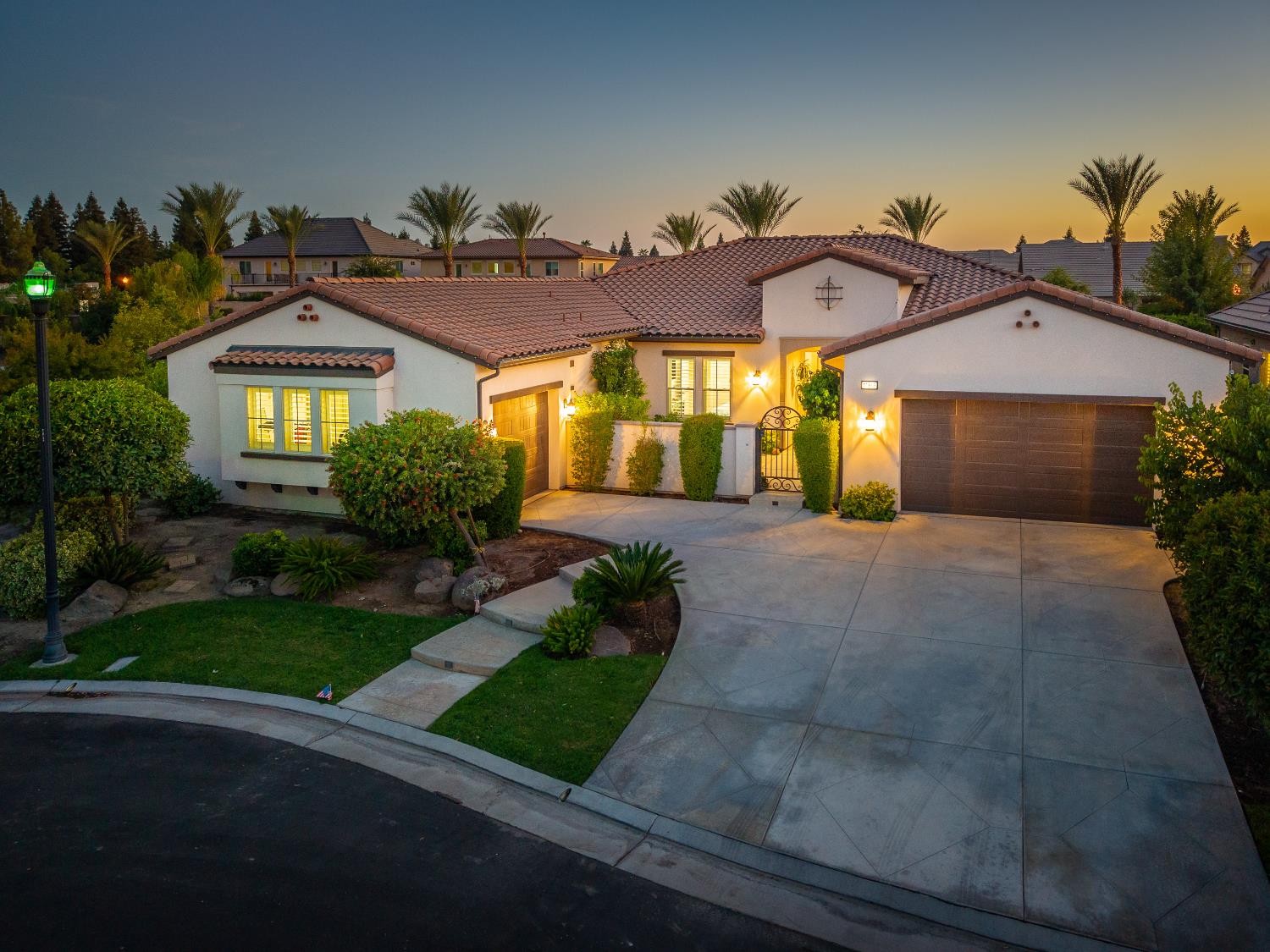 11853 N Ridgeway Dr, Fresno, CA 93730