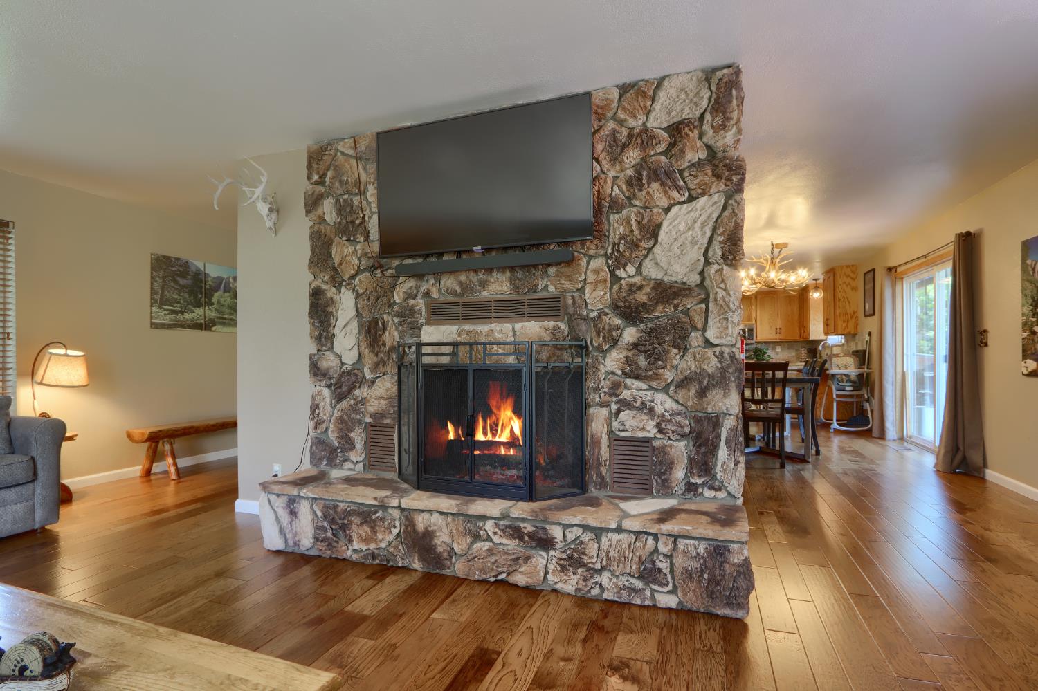 39420 Manzanita Dr, Oakhurst, CA 93644