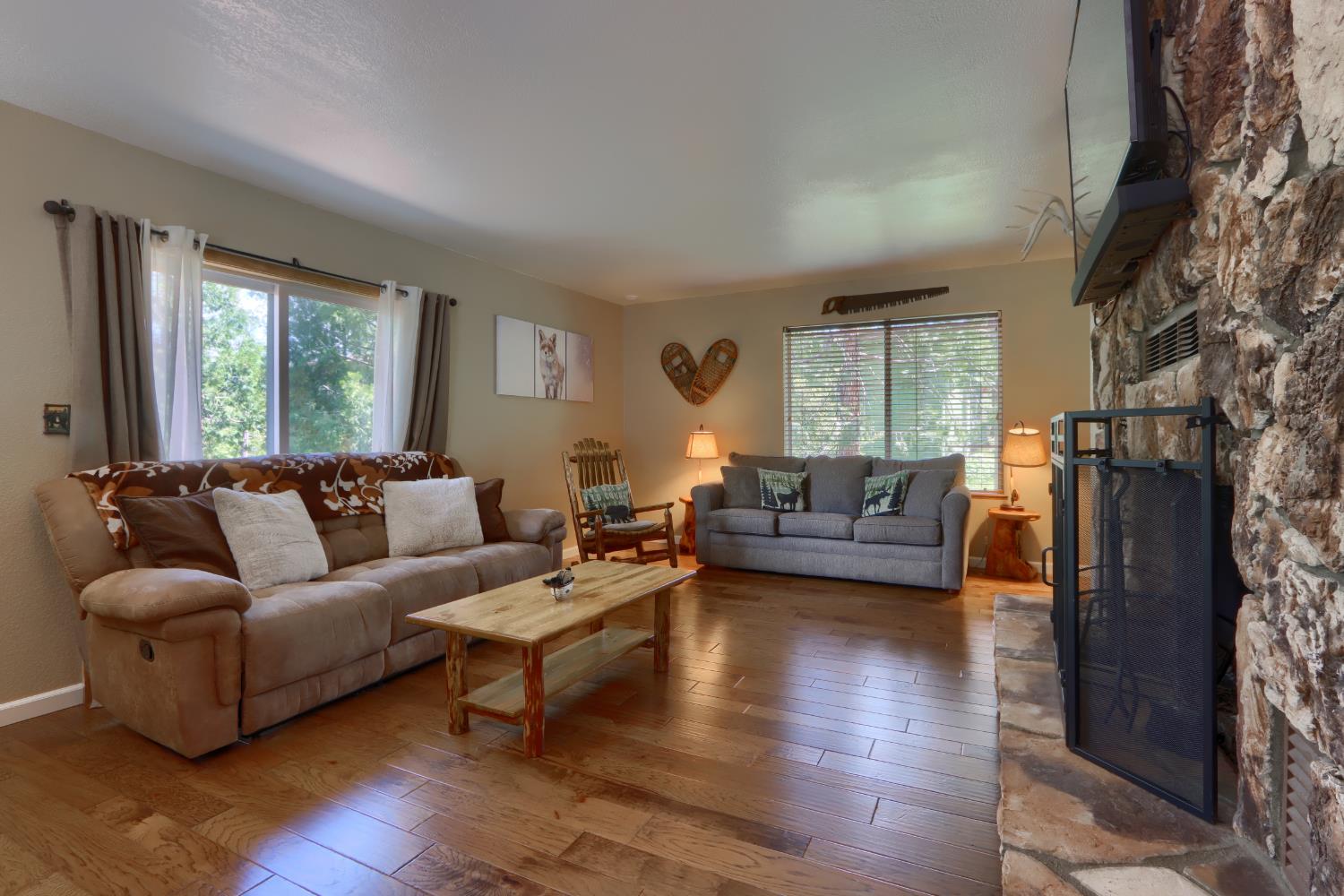 39420 Manzanita Dr, Oakhurst, CA 93644