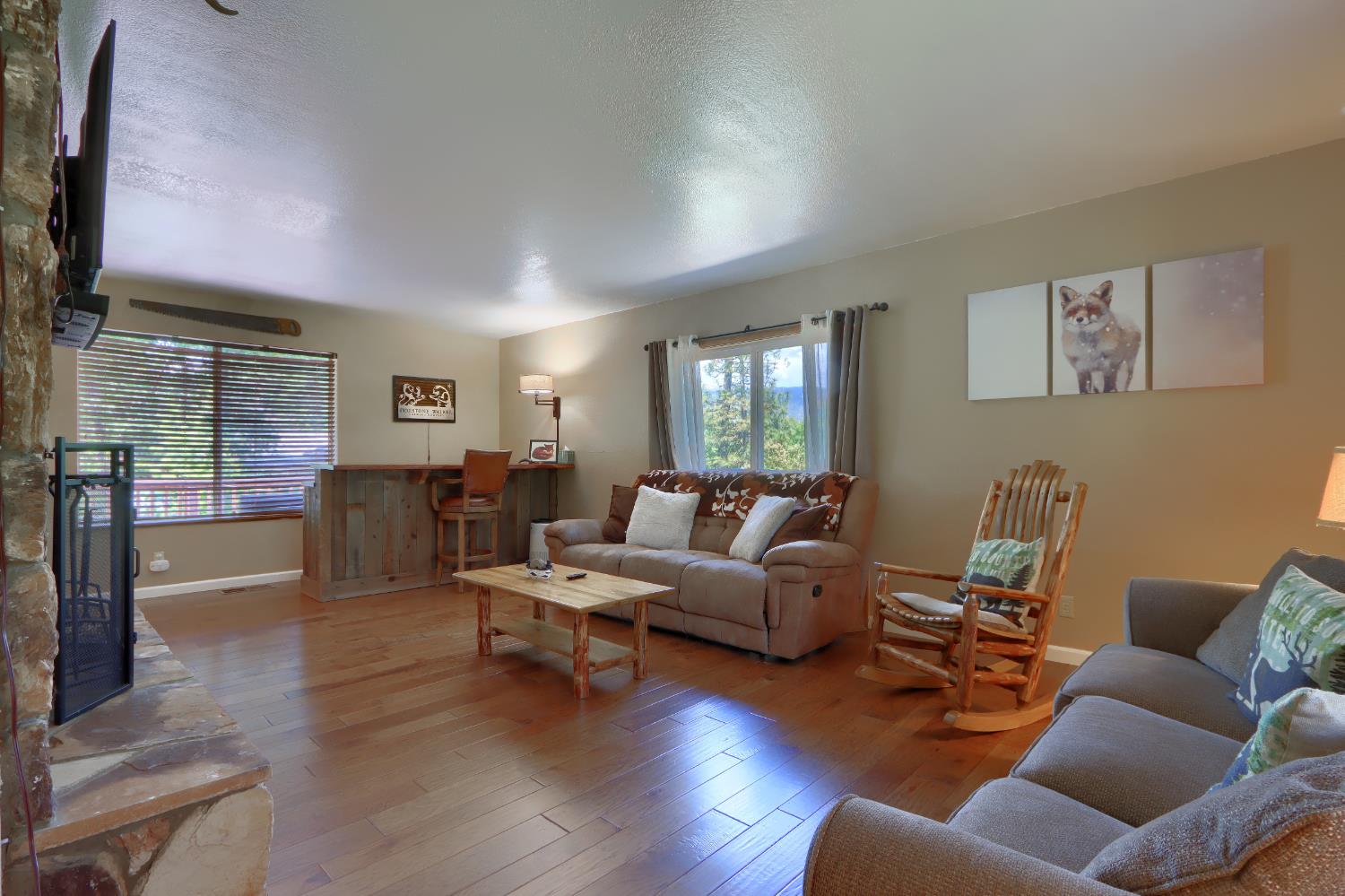 39420 Manzanita Dr, Oakhurst, CA 93644