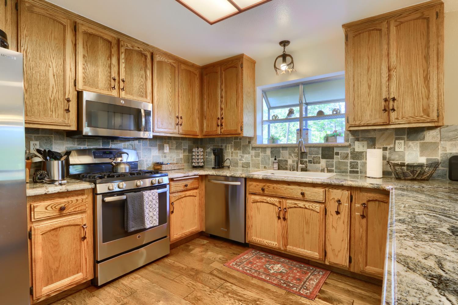39420 Manzanita Dr, Oakhurst, CA 93644
