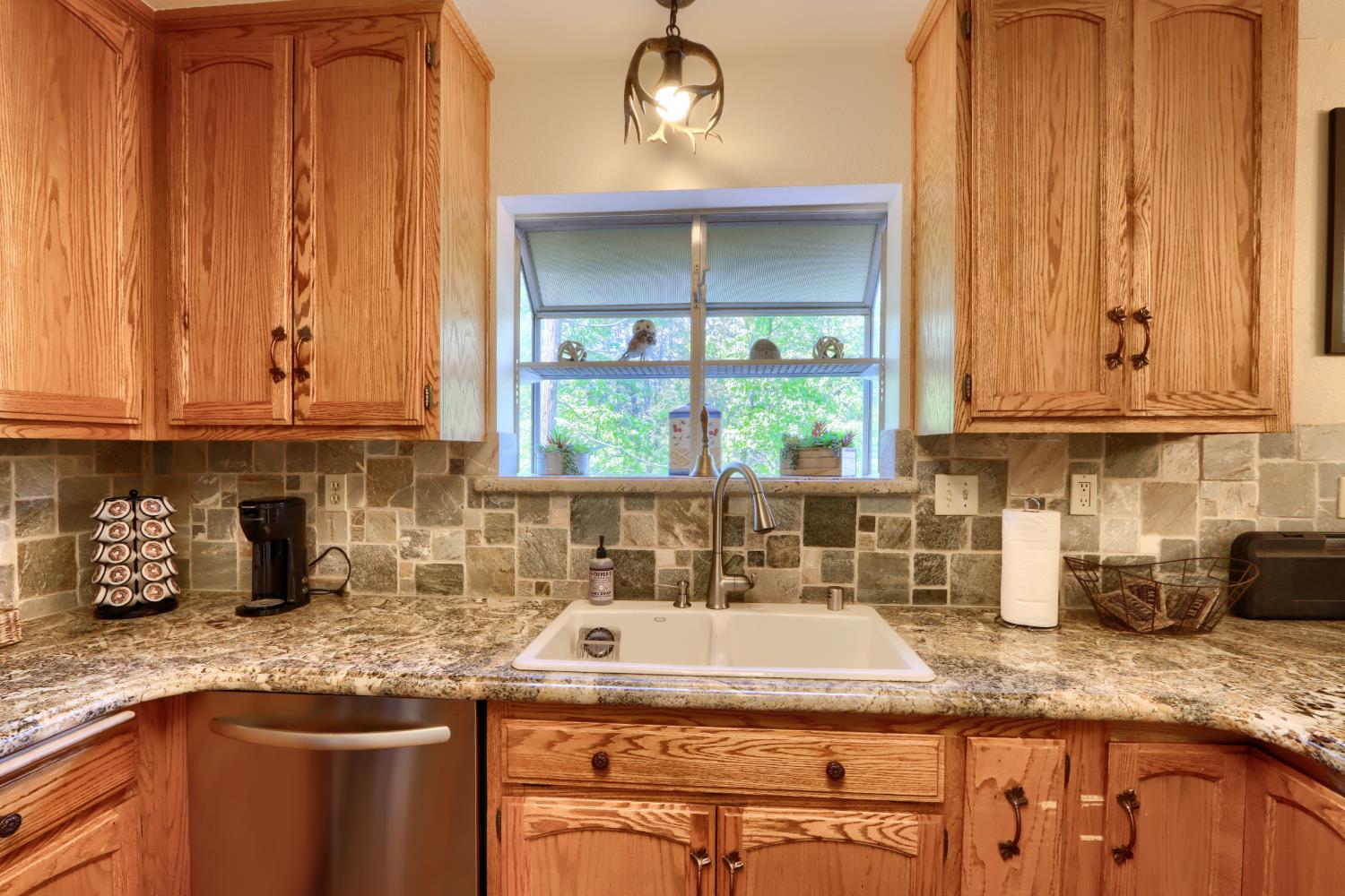 39420 Manzanita Dr, Oakhurst, CA 93644