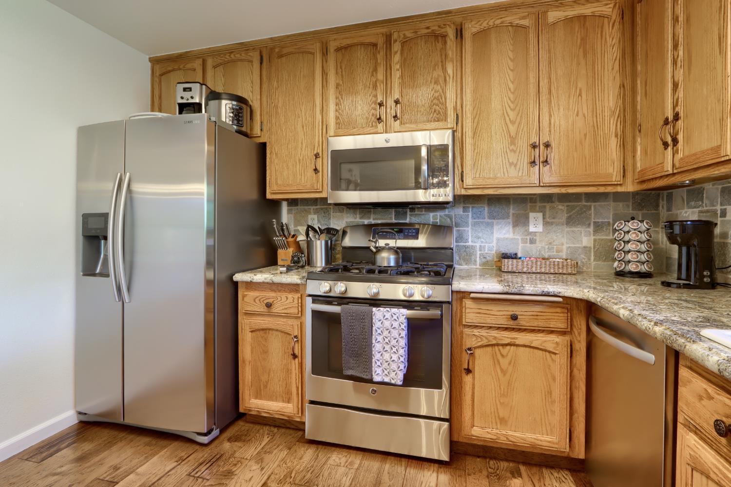 39420 Manzanita Dr, Oakhurst, CA 93644