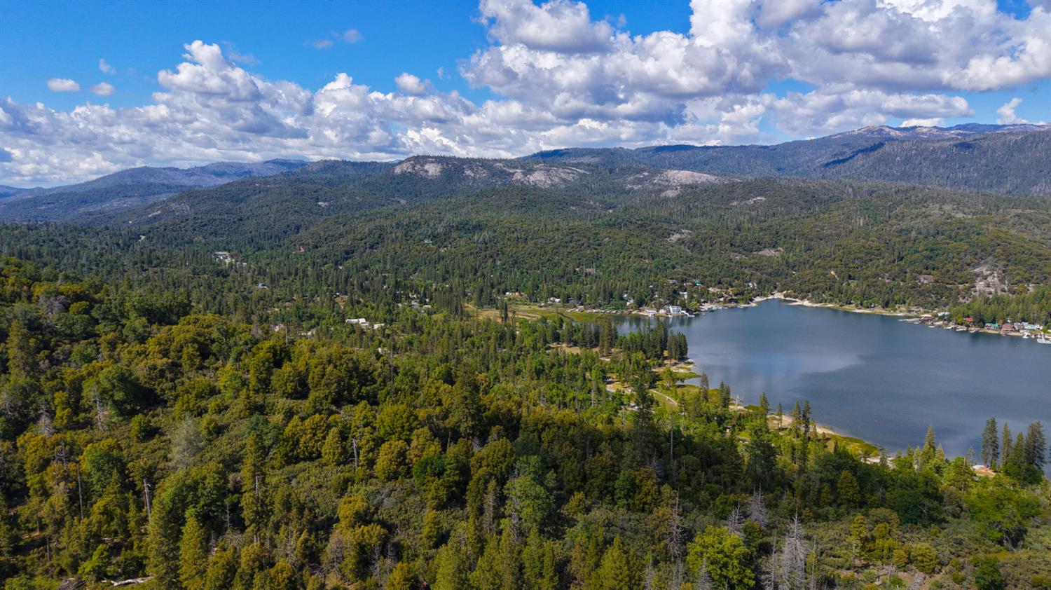 39420 Manzanita Dr, Oakhurst, CA 93644