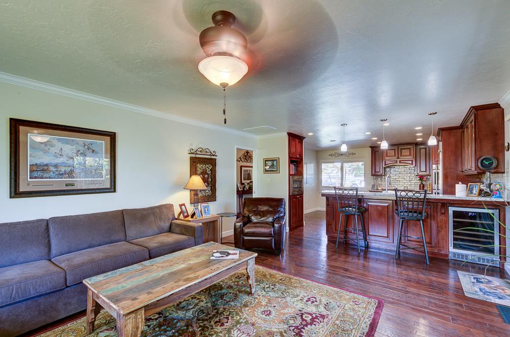 1059 W Stuart Ave, Fresno, CA 93711