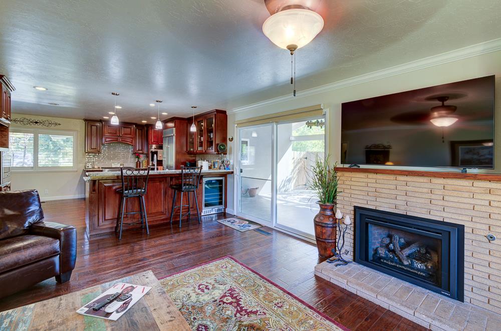 1059 W Stuart Ave, Fresno, CA 93711