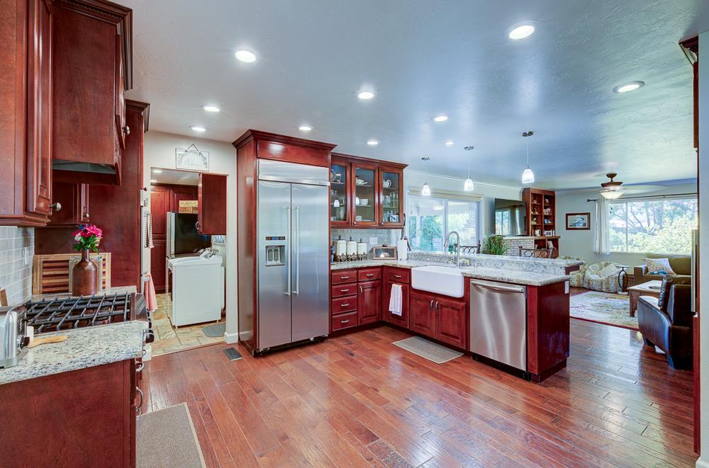 1059 W Stuart Ave, Fresno, CA 93711