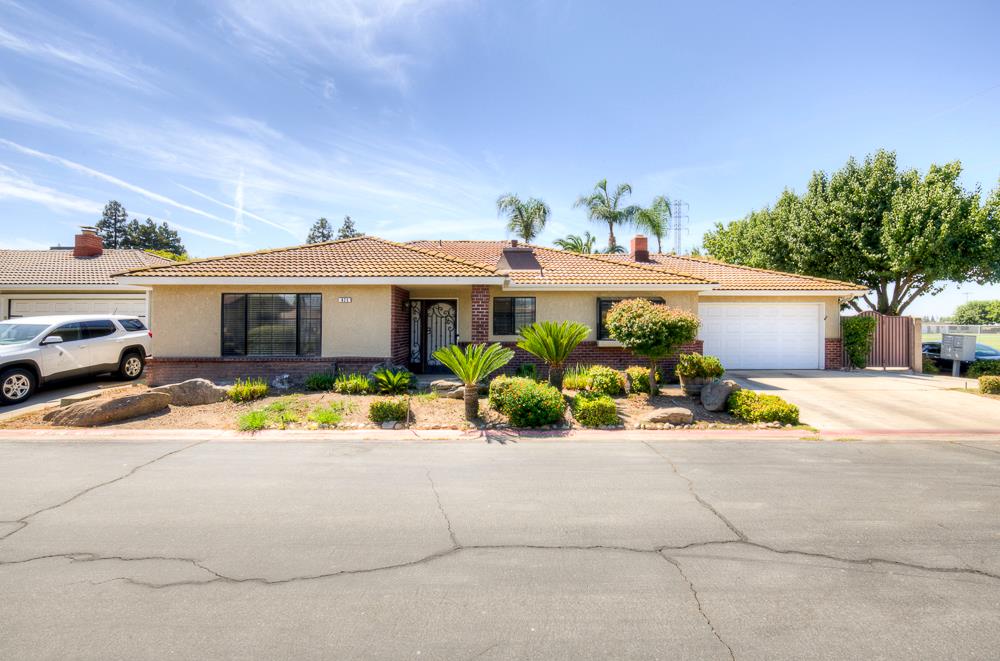 825 E Fallbrook Ave, Fresno, CA 93720