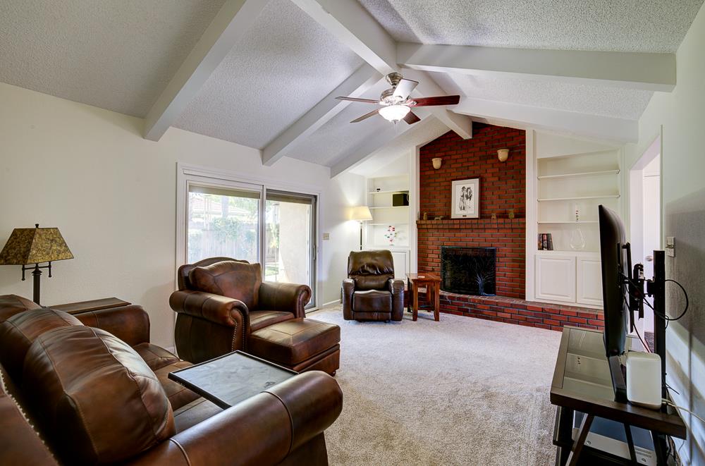 825 E Fallbrook Ave, Fresno, CA 93720
