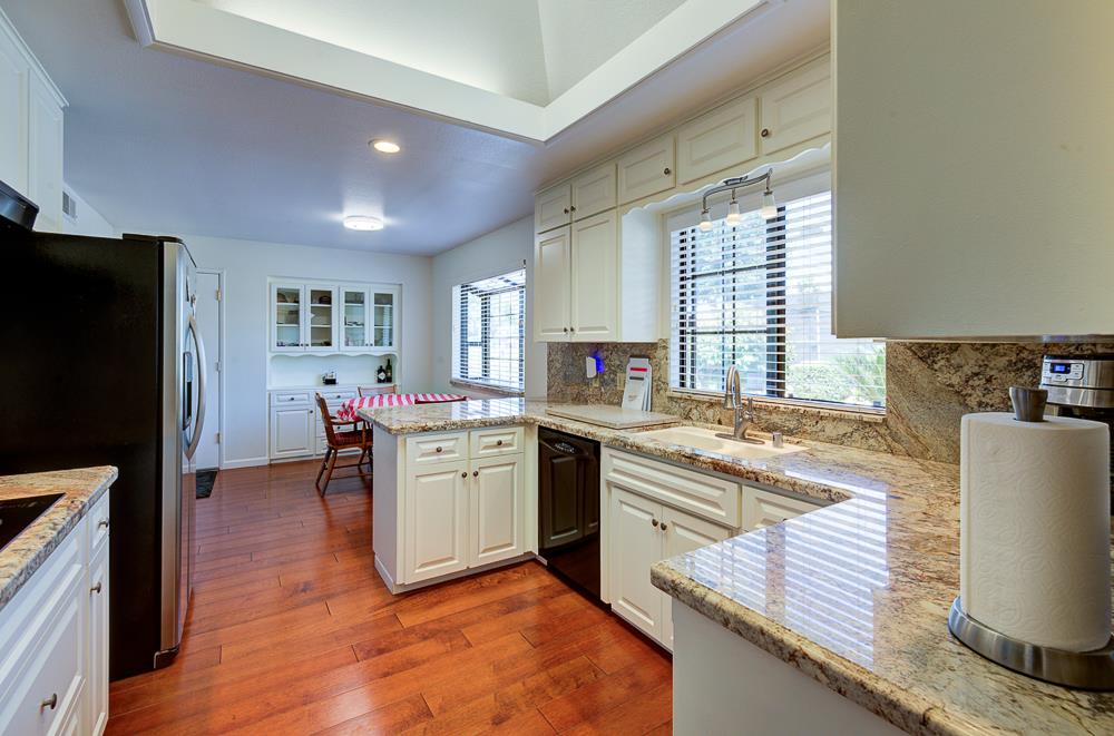 825 E Fallbrook Ave, Fresno, CA 93720